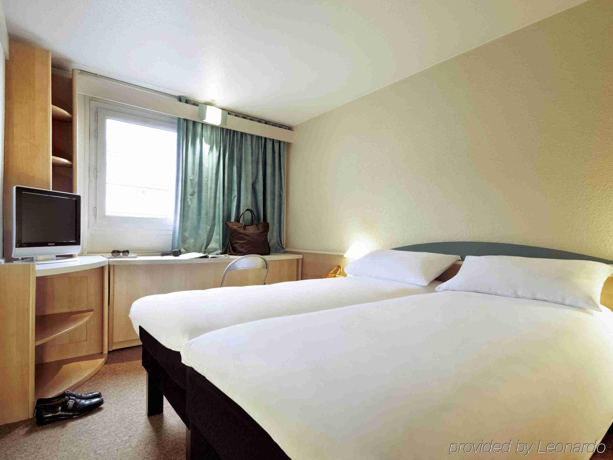 Ibis Avallon Magny  Exterior photo