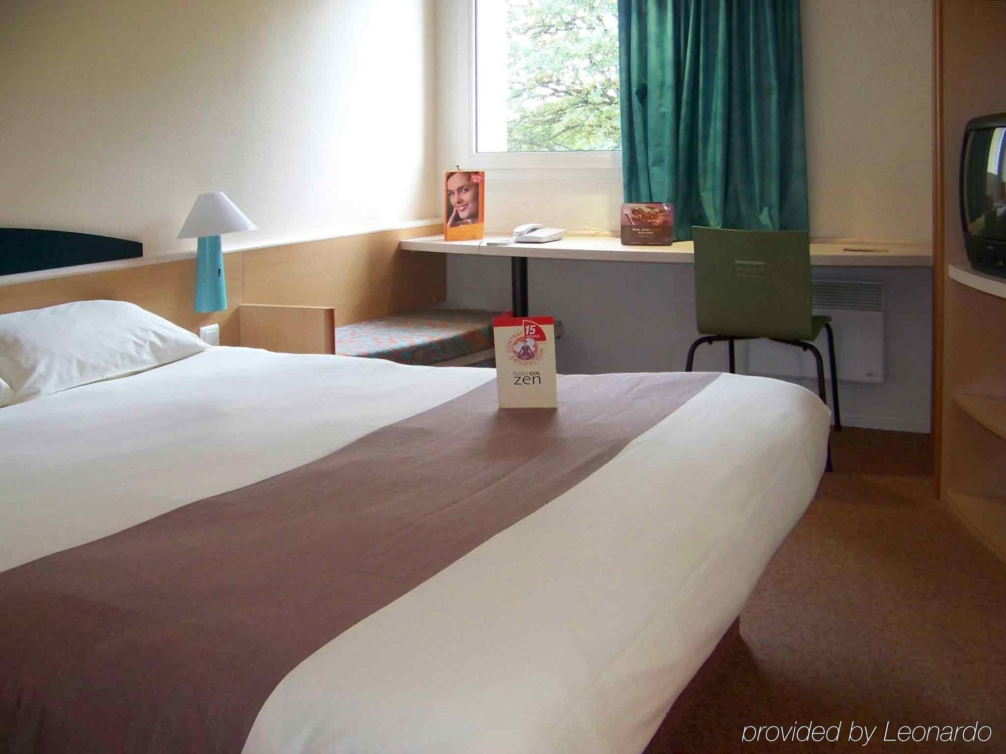 Ibis Avallon Magny  Exterior photo