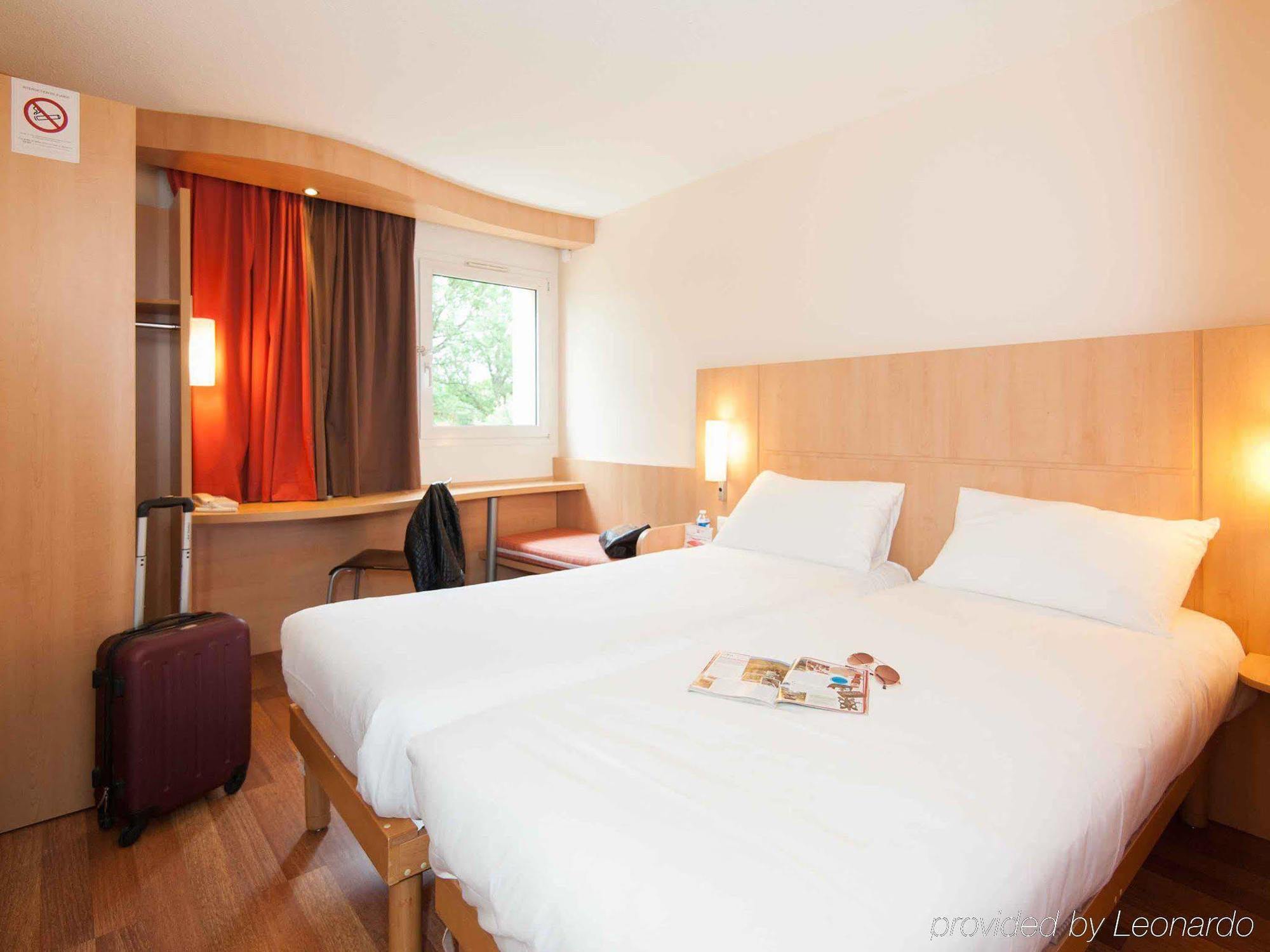 Ibis Avallon Magny  Exterior photo