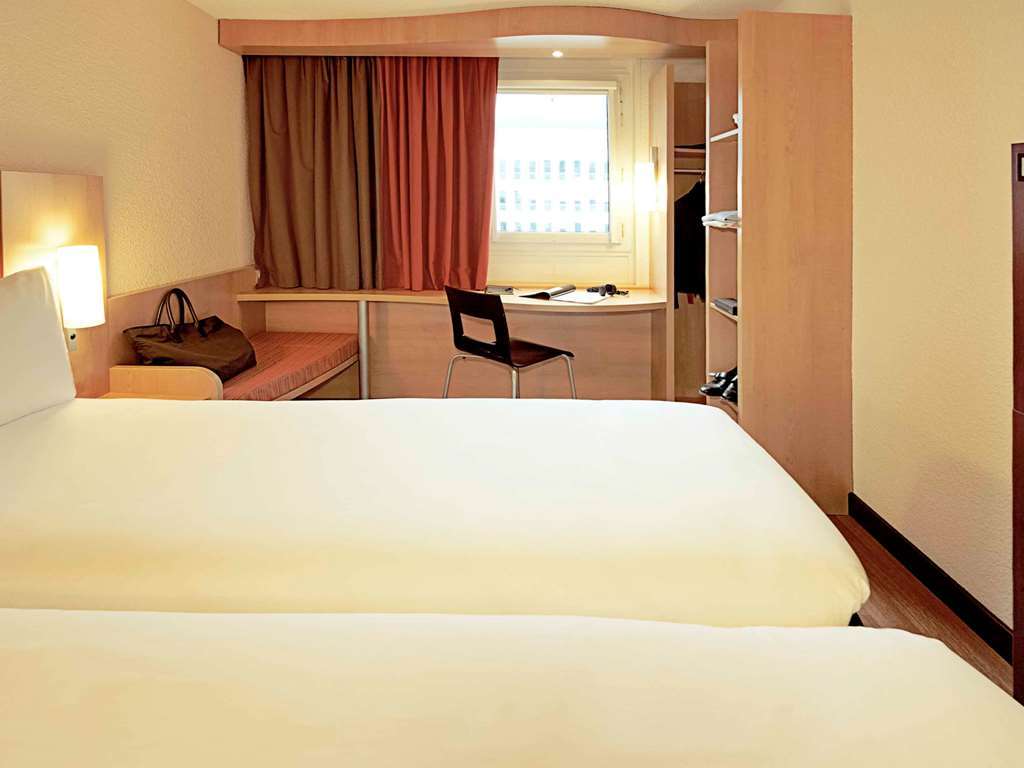 Ibis Avallon Magny  Room photo