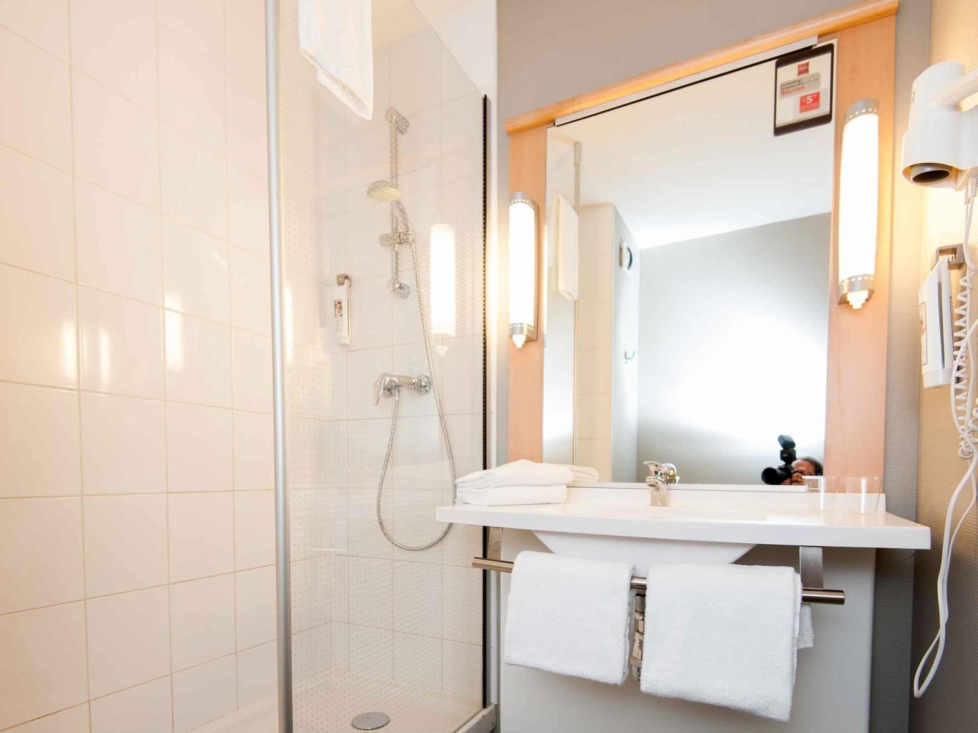 Ibis Avallon Magny  Exterior photo